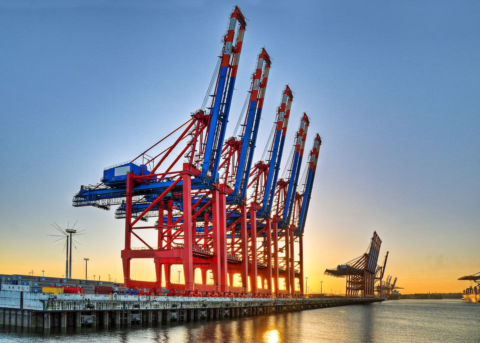 Fotolia 63680611 M Wirtschaft Kraene Hafen